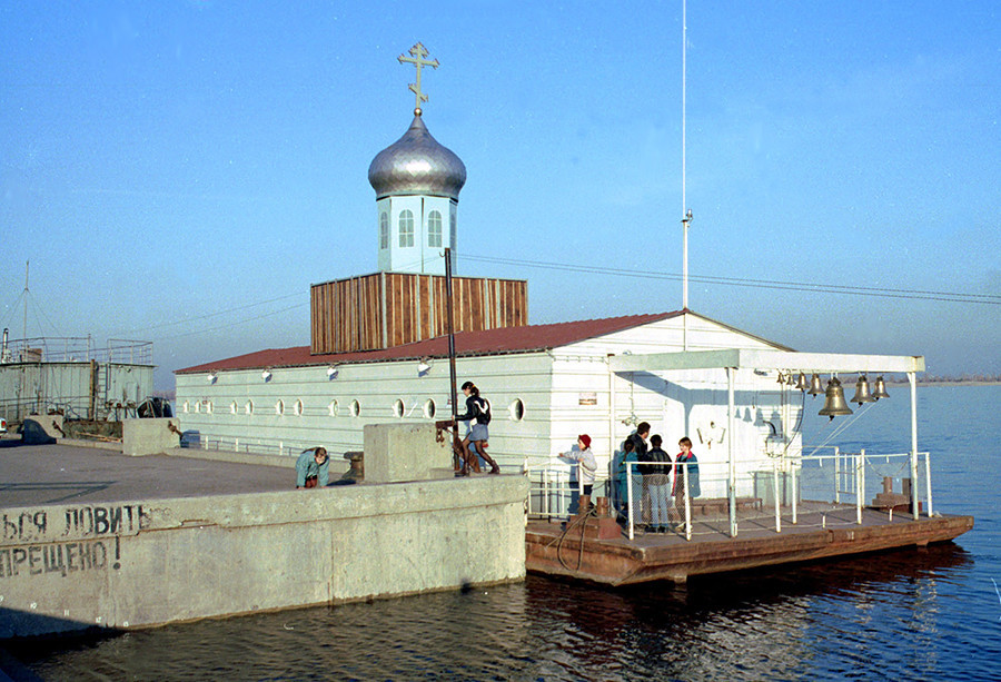 Plavajoča katedrala sv. Inokentija na privezu ob osrednjem nabrežju v Volgogradu