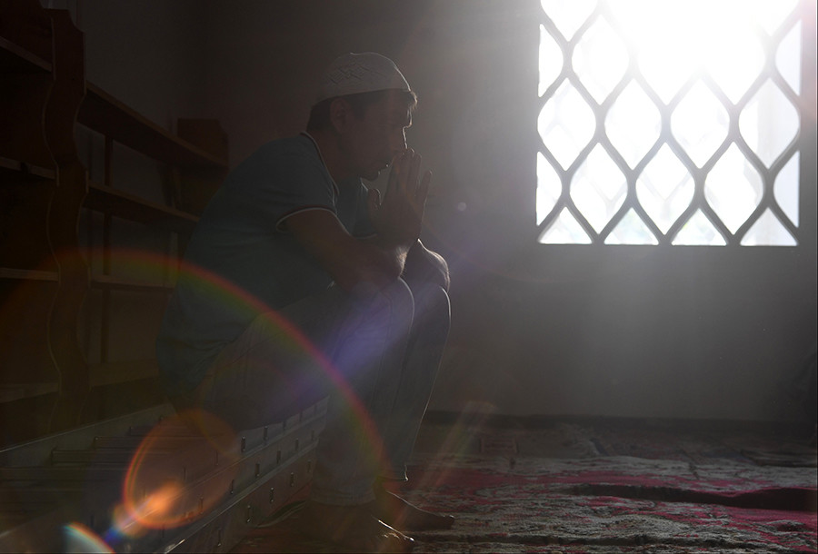 Seorang muslim tengah berdoa di Masjid Juma-Jami, Yevpatoria, pada perayaan Hari Raya Idul Adha. 