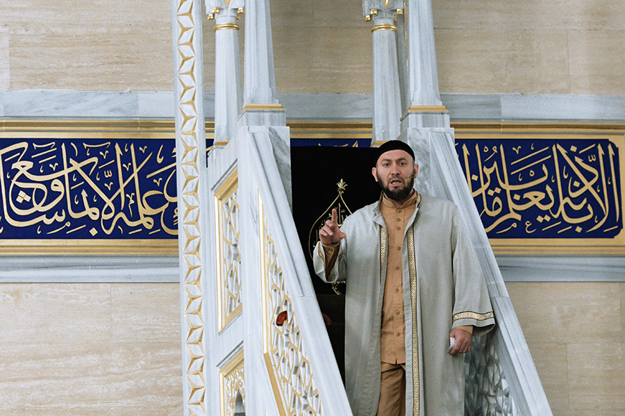 Imam Aslan Abdulayev berkhotbah setelah salat Id di Masjid Jantung Chechnya, Grozny, Republik Chechnya, Rusia.