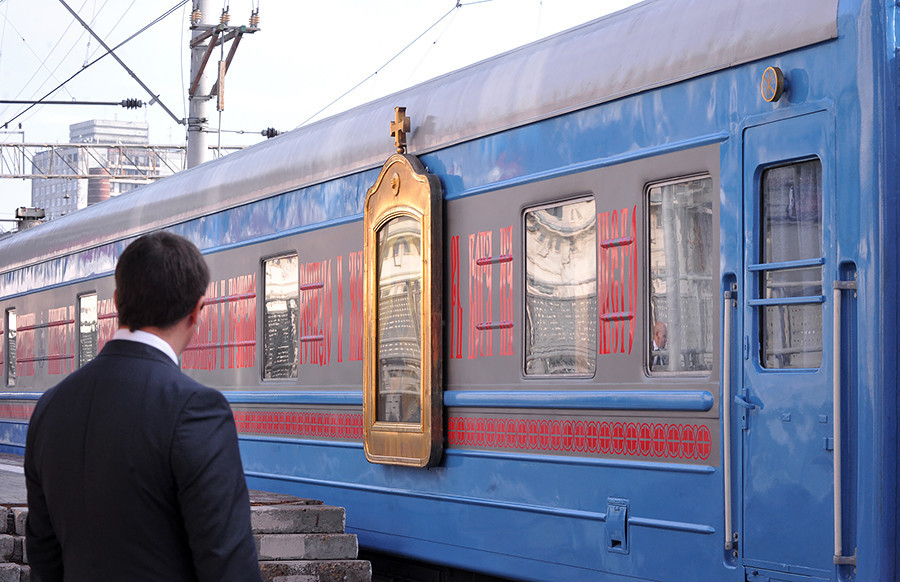 Влакът с храмов вагон от Санкт Петербург пристига в Москва.