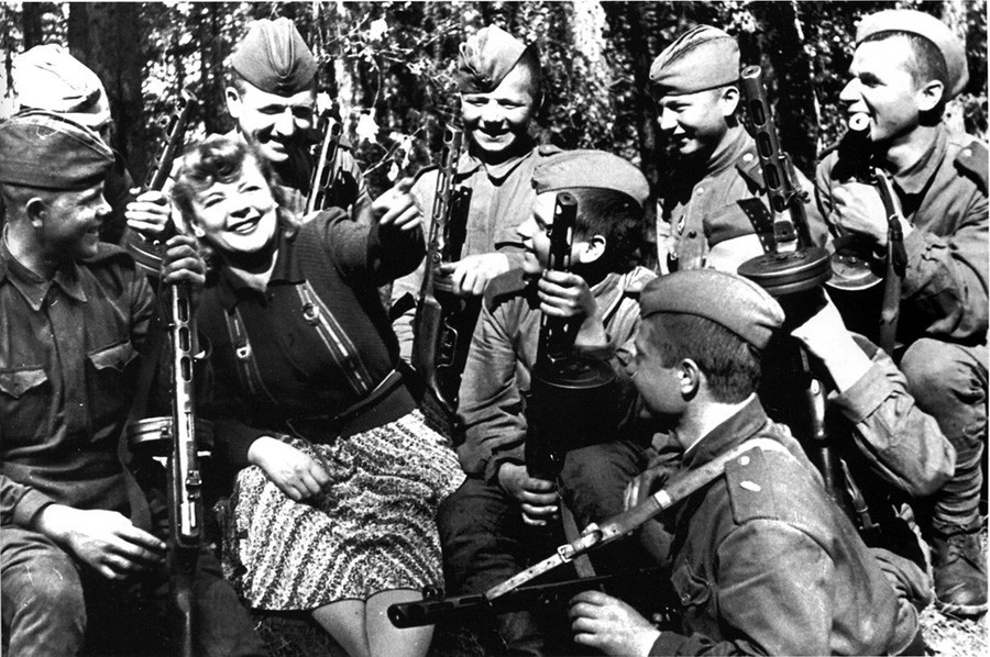Зоја Фјодорова настапува на линија на фронтот во 1943 година.