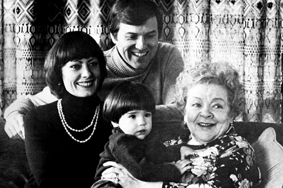 Зоја Фјодорова и Викторија Фјодорова со својот сопруг и син