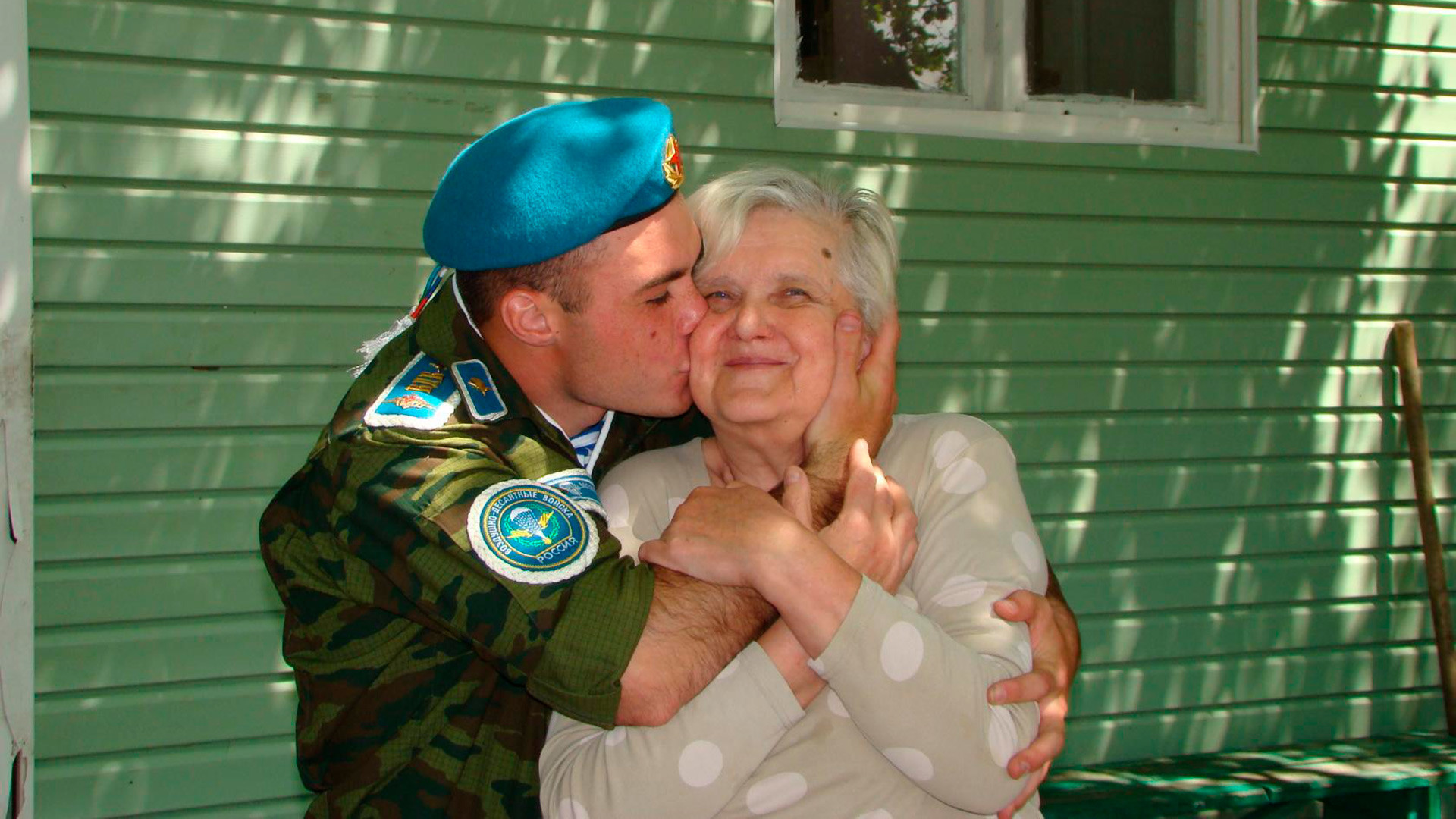 Filho adotivo enche Tatiana de beijos antes de partir para servir ao exército, em maio de 2018.