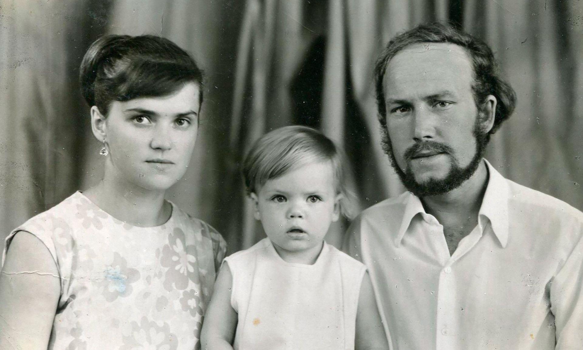 Tatiana, Mikhaíl e sua filha biológica Anna, em 1972.