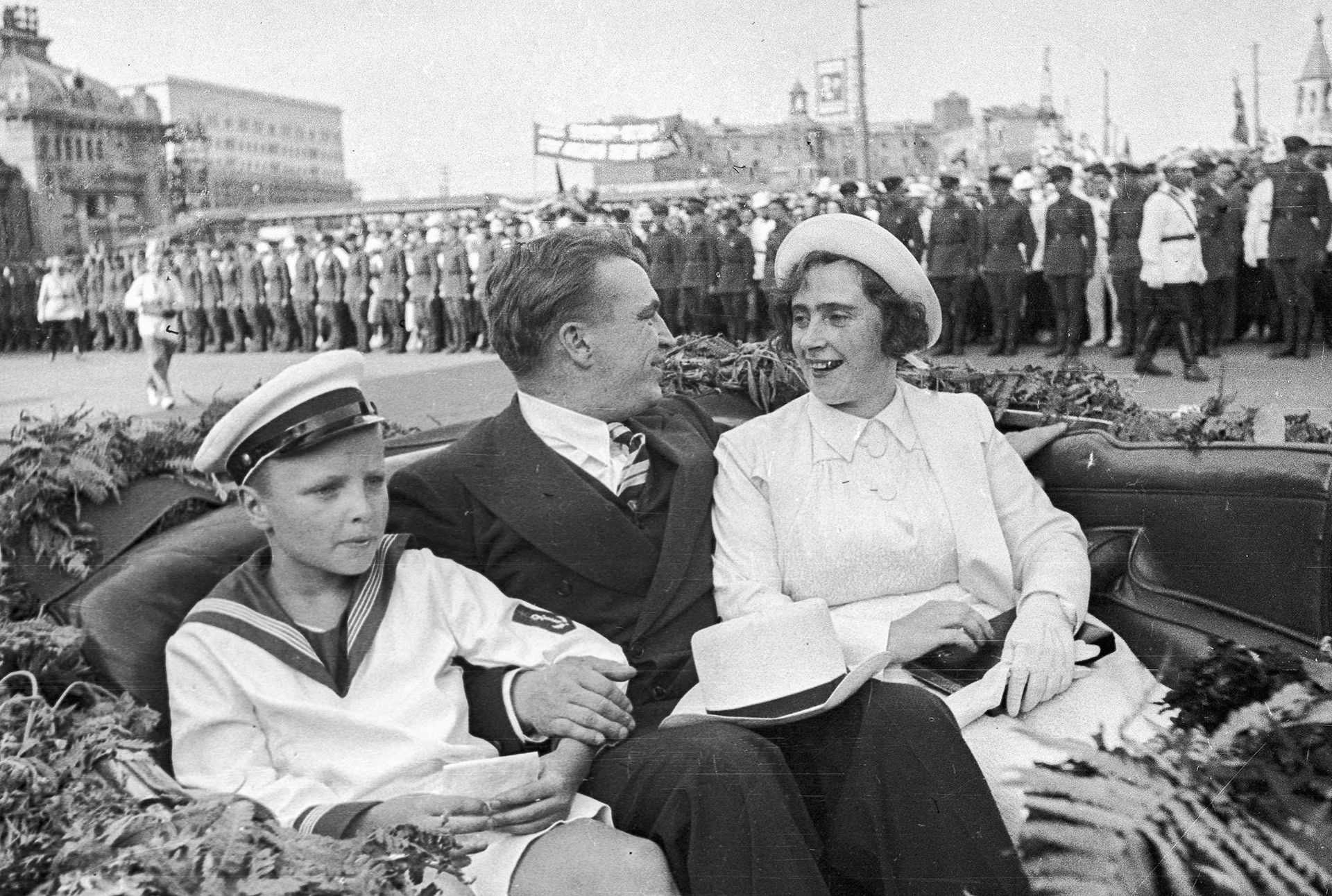 妻オリガと息子イーゴリとのヴァレリー・チカロフ、モスクワー北極ーバンクーバーの飛行後。ベロルースキー駅での歓迎。1937 年7 月12-14日。