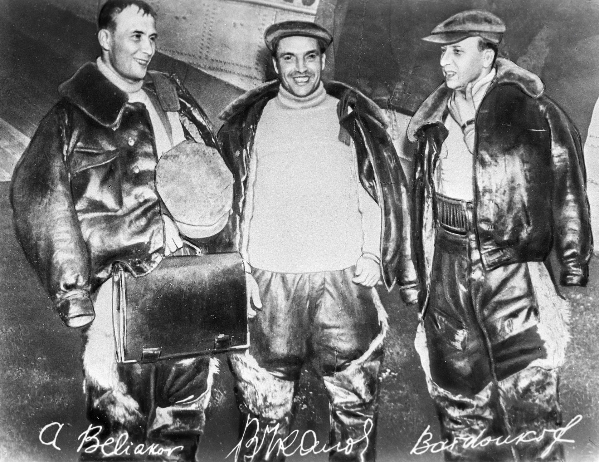 モスクワー北極ーバンクーバ（ワシントン州、米国）という記録的な飛行を行ったソ連邦英雄、アレクサンドル・べリャコフ、ヴァレリー・チカロフ、ゲオルギー・バイドゥコフ。