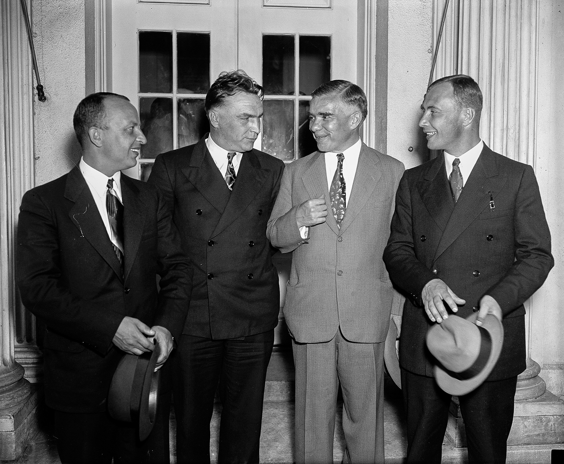 フランクリン・D・ルーズベルト大統領に迎えられたゲオルギー・バイドゥコフ、ヴァレリー・チカロフ、在米国ソ連大使、アレクサンドル・べリャコフ（左から右）がホワイトハウスを去る。