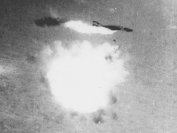 Un McDonnell Douglas F-4 Phantom II de la Armada de EE UU derribado por un SA-2 el 12 de agosto de 1967 cerca de Hanói, Vietnam del Norte.