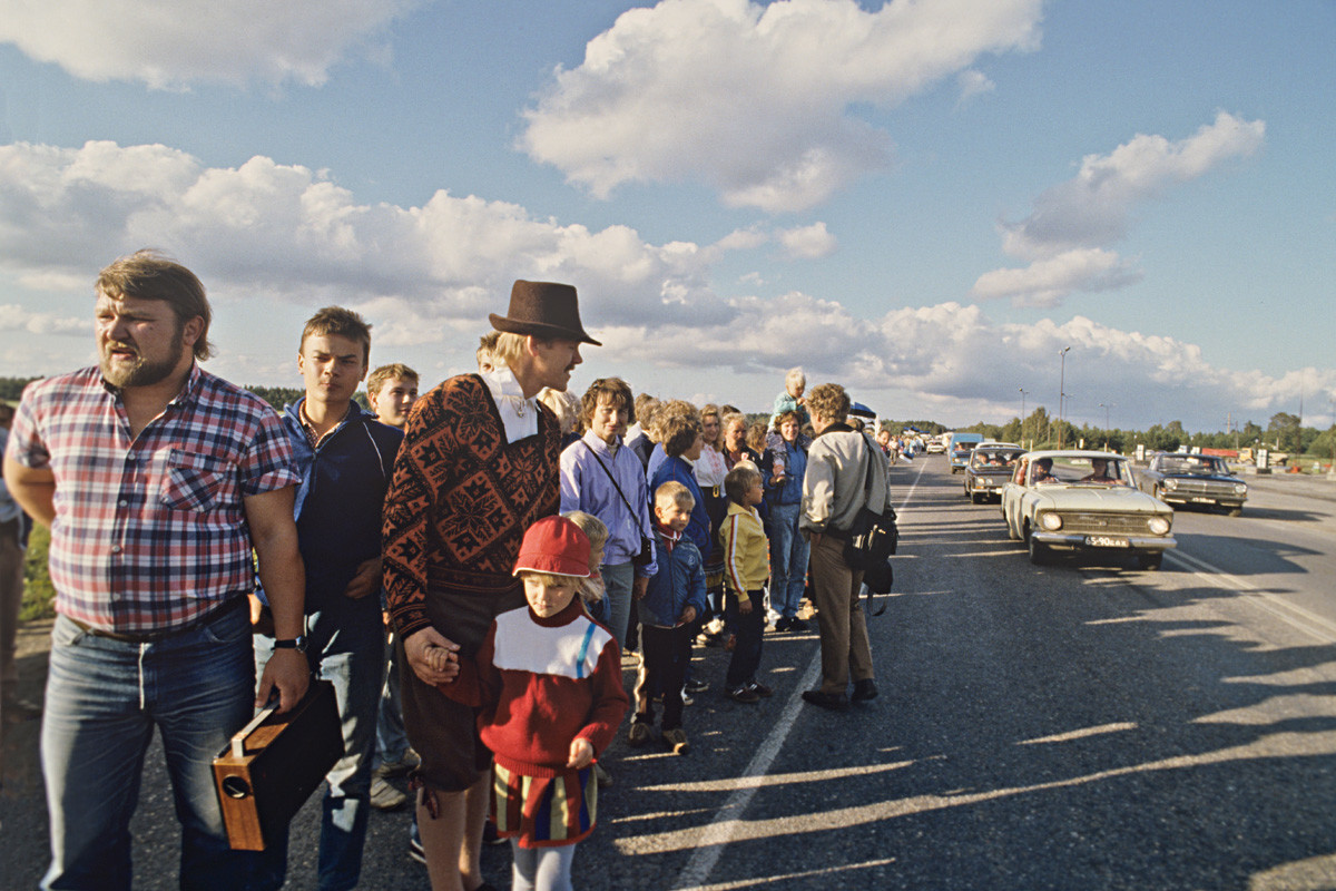 Manifestantes próximo à cidade de Rapla, na República Socialista Soviética da Estônia.
