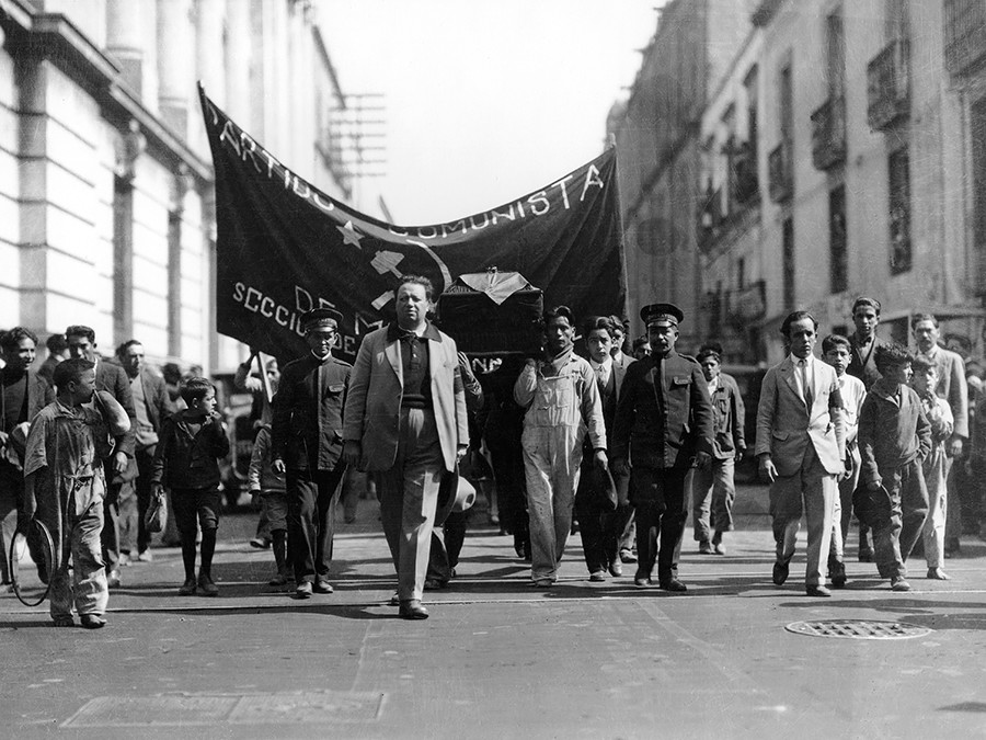 暗殺されたキューバの革命家フリオ・アントニオ・メラの葬式の行列を連れているディエゴ・リベラ。1月1929年。