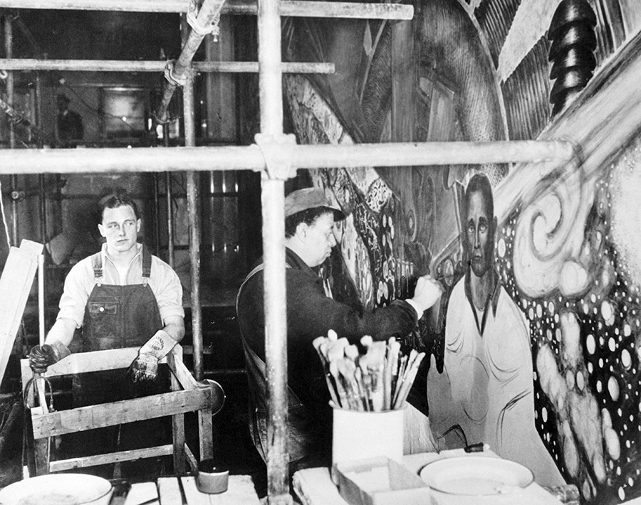 ヒュー・カリーと壁画を描いているディエゴ・リベラ