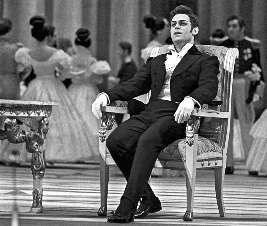ソ連の国立アカデミー・ボリショイ劇場のオペラ「エフゲニー・オネーギン」に演じるエフゲニー・キブカロ。
