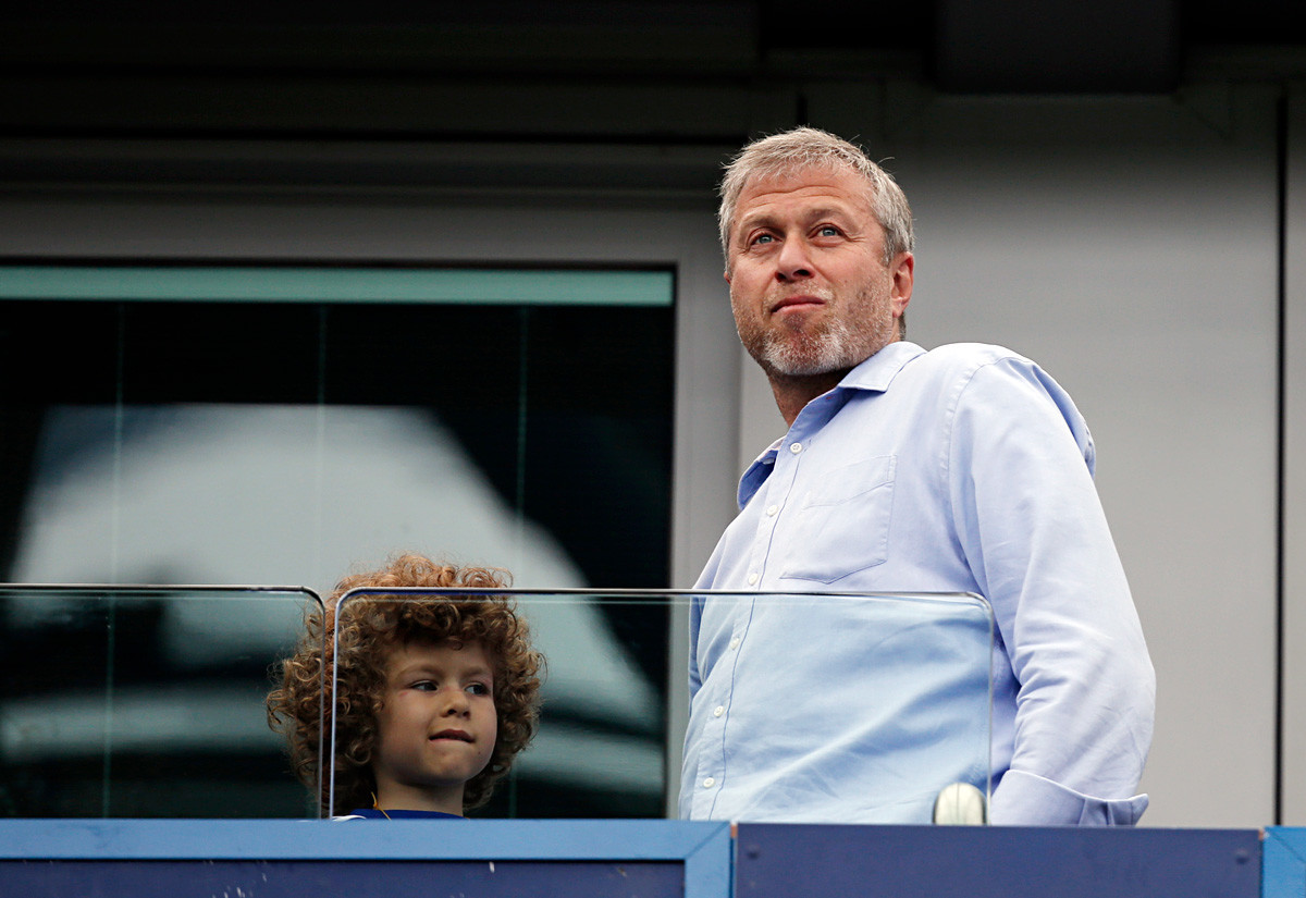 Pemilik Chelsea Roman Abramovich berdiri bersama putranya, Aaron Alexander, sebelum pertandingan sepakbola antara Chelsea dan Sunderland di London pada 24 Mei 2015.