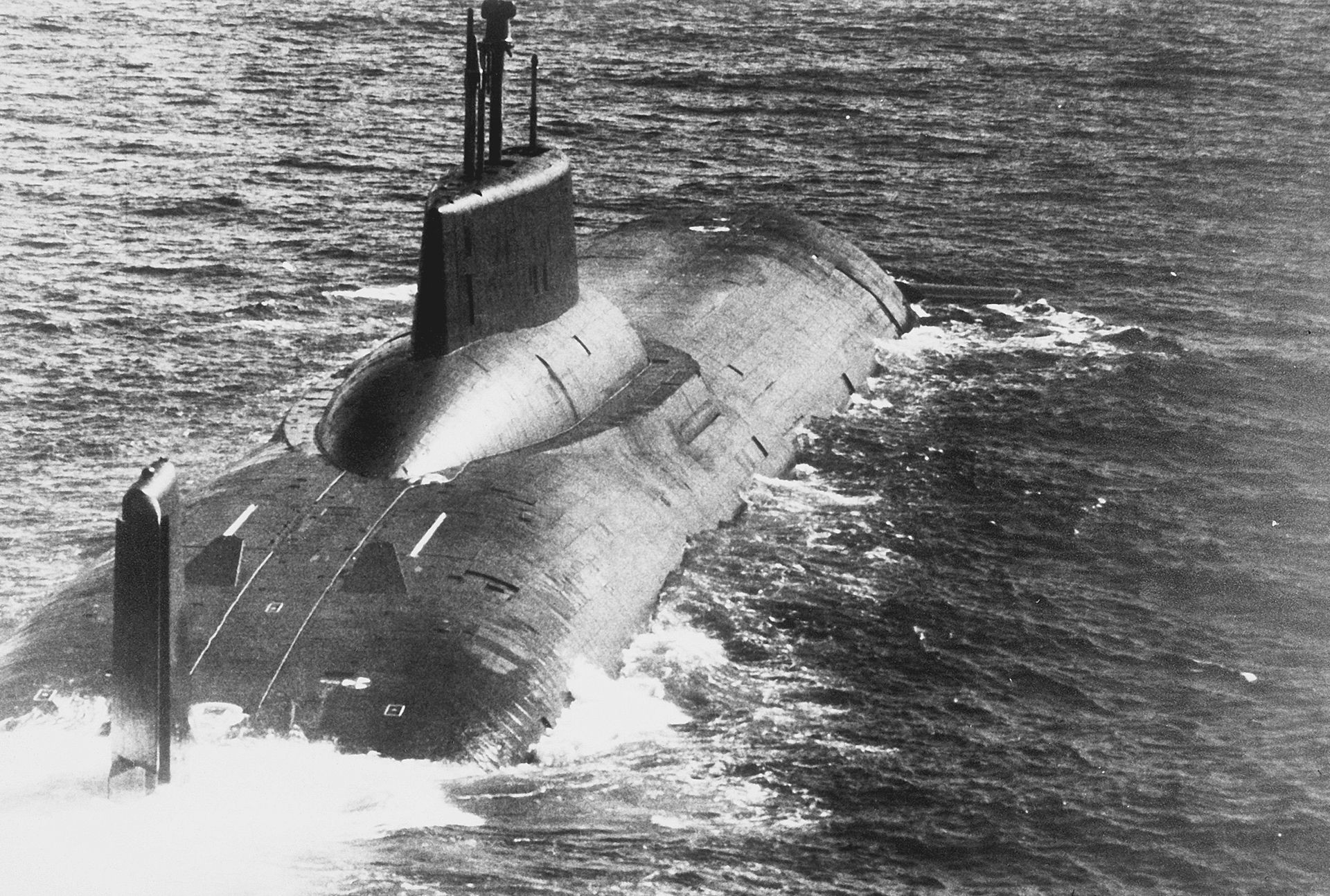  進み始めた 941 「アクラ」設計戦略任務重ミサイル潜水巡洋艦（NATOコードネームはタイフーン）。右舷側の四半分の観覧。