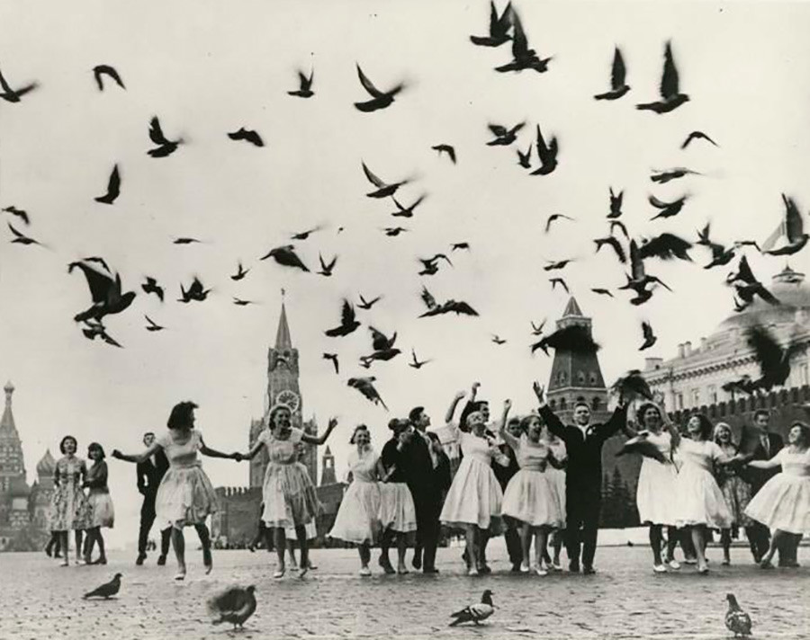 赤の広場でのモスクワの学校の卒業者たち。1962年。
