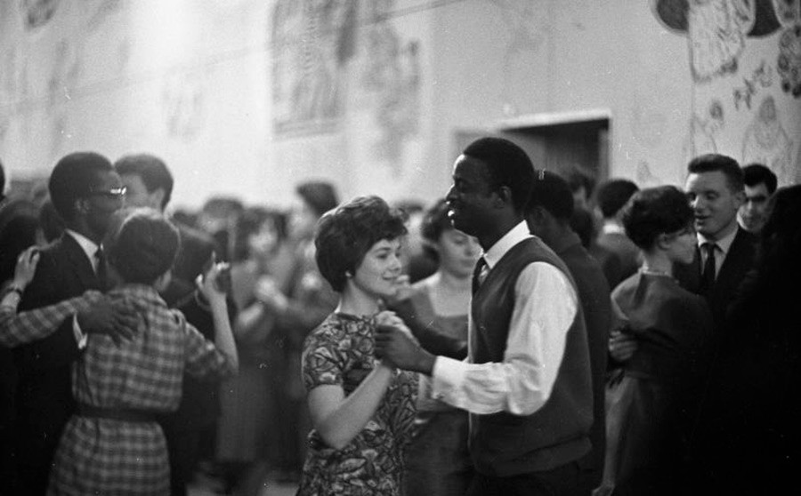 友好の晩。ダンス。1963–1964年。
