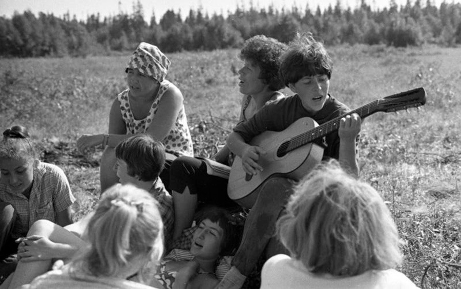 芝生に座っているモスクワ国立大学の学生の建設組。1967年。「ソロヴェツキー諸島での学生の建設組」シリーズより。
