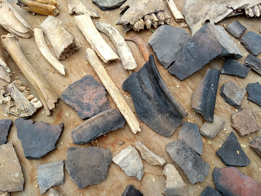 Pedaços de cerâmica e de madeira encontrados durante as escavações.