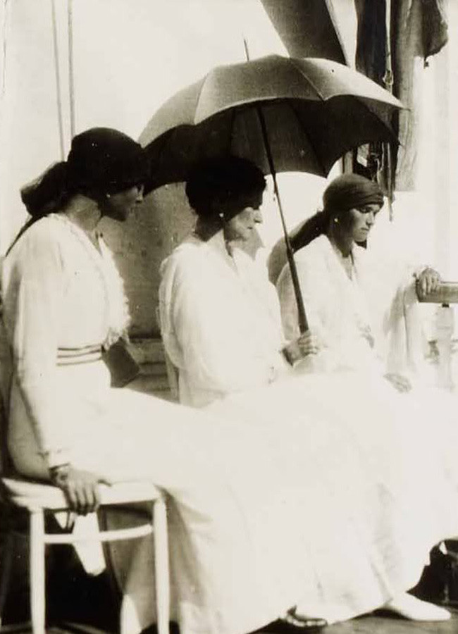 Última fotografia tirada da imperatriz Aleksandra Feodorovna na companhia de suas filhas Olga (à dir.) e Tatiana (à esq.), em Tobolsk, Sibéria, 1918