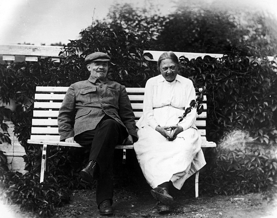 Lênin com sua mulher Nadejda Krúpskaia em Górki, região de Moscou, 1922