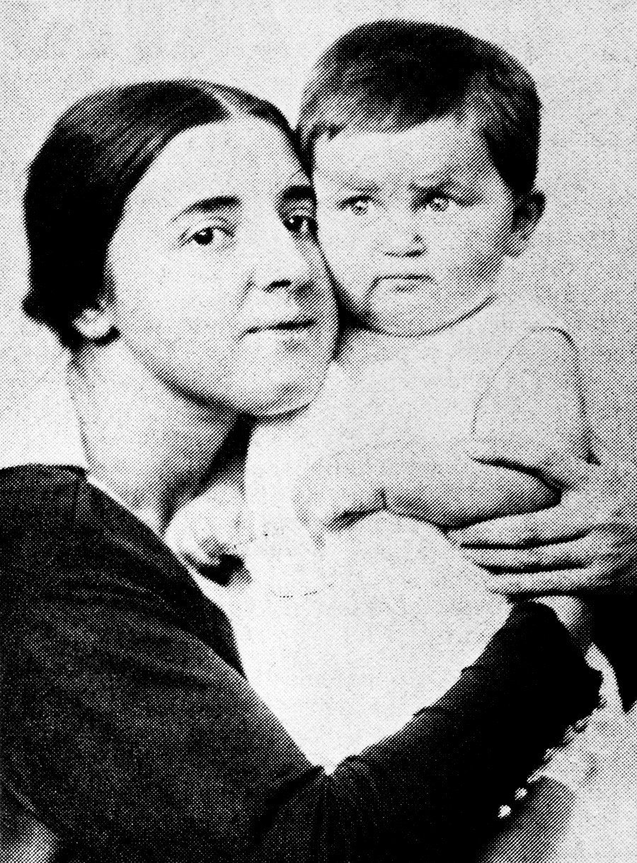 Nadejda Alillueva com seu filho Vassíli, 1922