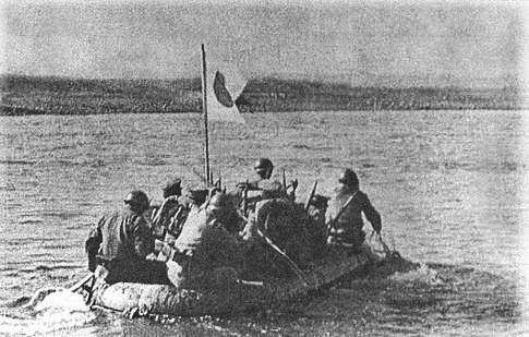Soldados japoneses cruzan el Jaljin-Gol.