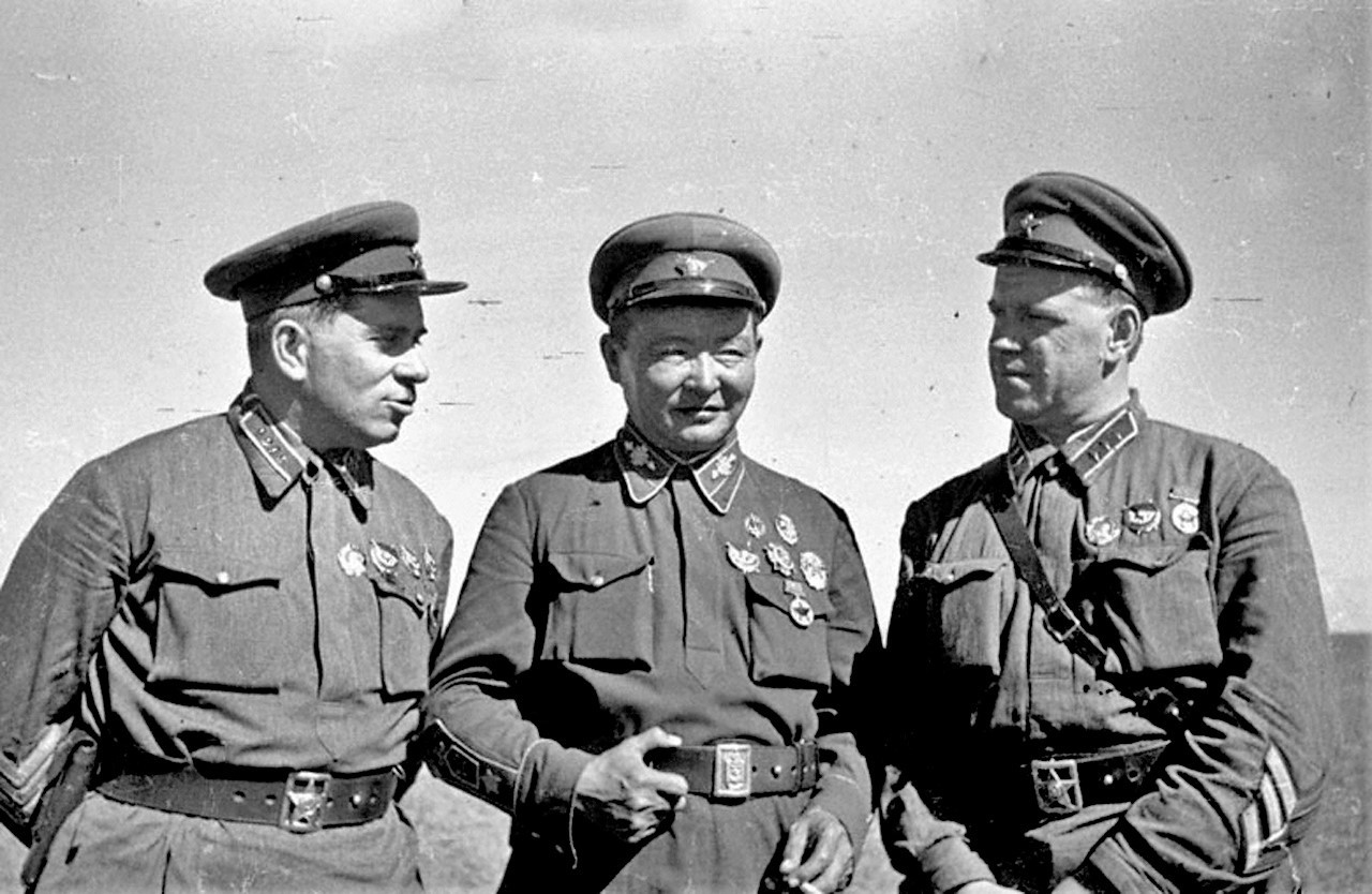 El comandante G. Stern, el mariscal de la República Popular de Mongolia Horloogiyn Choybalsan y el comandadnte Gueorgui Zhúkov en Jaljin-Gol, 1939.