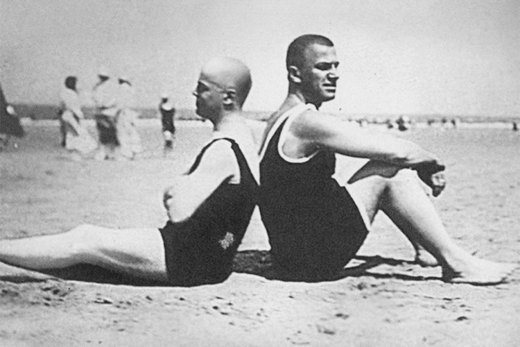 Chklóvski e Maiakóvski na praia, na ilha Norderney, na Alemanha, em 1923. Foto de Osip Brik. 