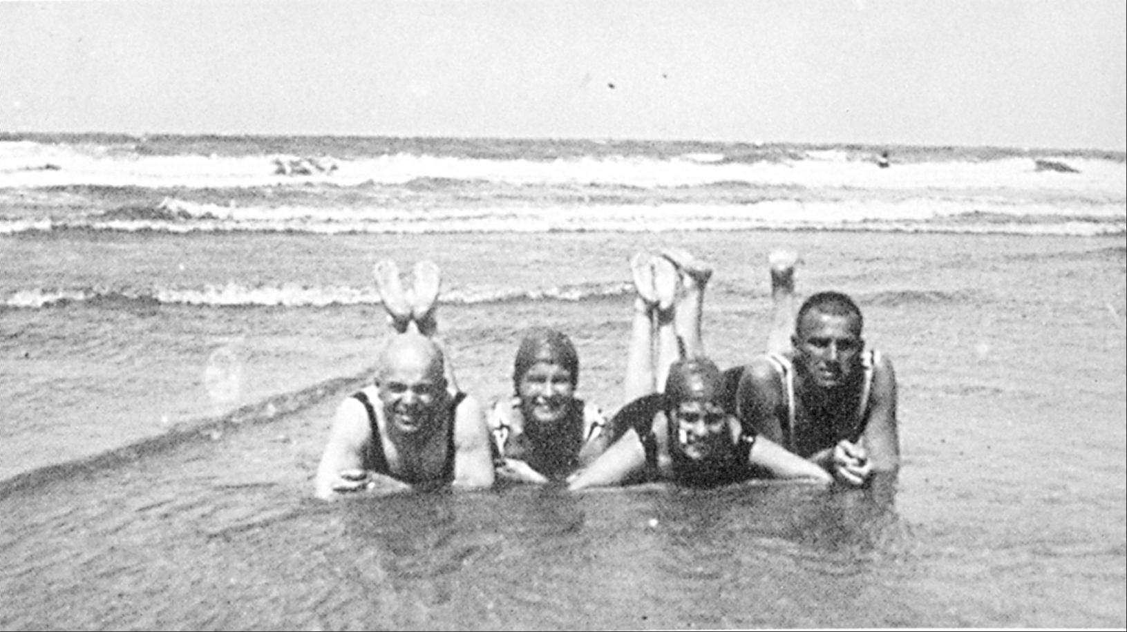 Chklóvski, R.S.Kuchner, Lilia Brik e Maiakóvski na praia, na ilha Norderney, na Alemanha, em 1923.
