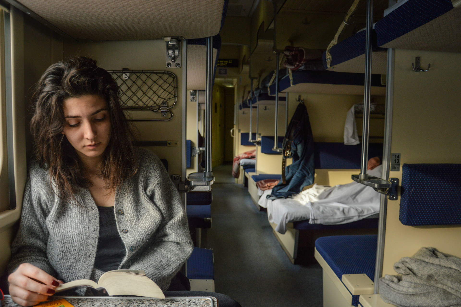 Come passare il tempo durante un lungo viaggio su un treno russo? Con una lettura leggera. Che ne dite di “Anna Karenina”?
