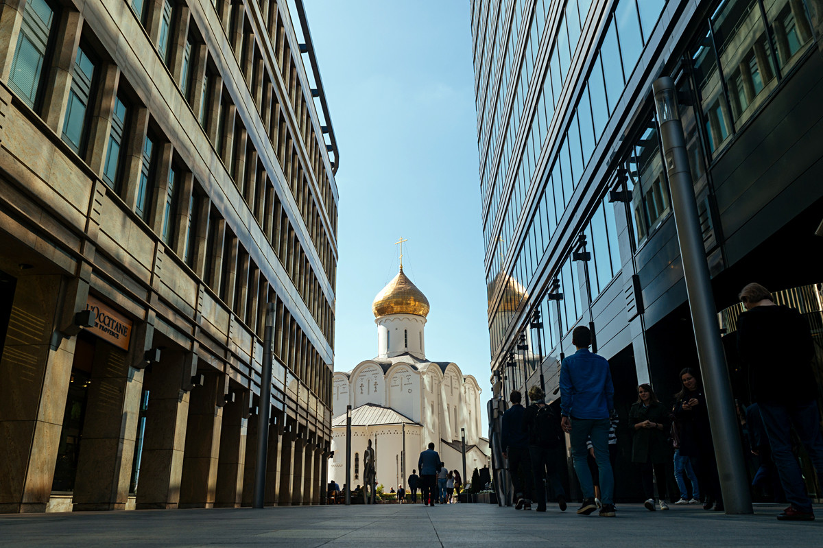 L’église Saint-Nicolas des vieux-croyants (1914-1921), entourée par les immeubles de bureaux du complexe « Place Blanche » (2011), place Tverskaïa Zastava.
