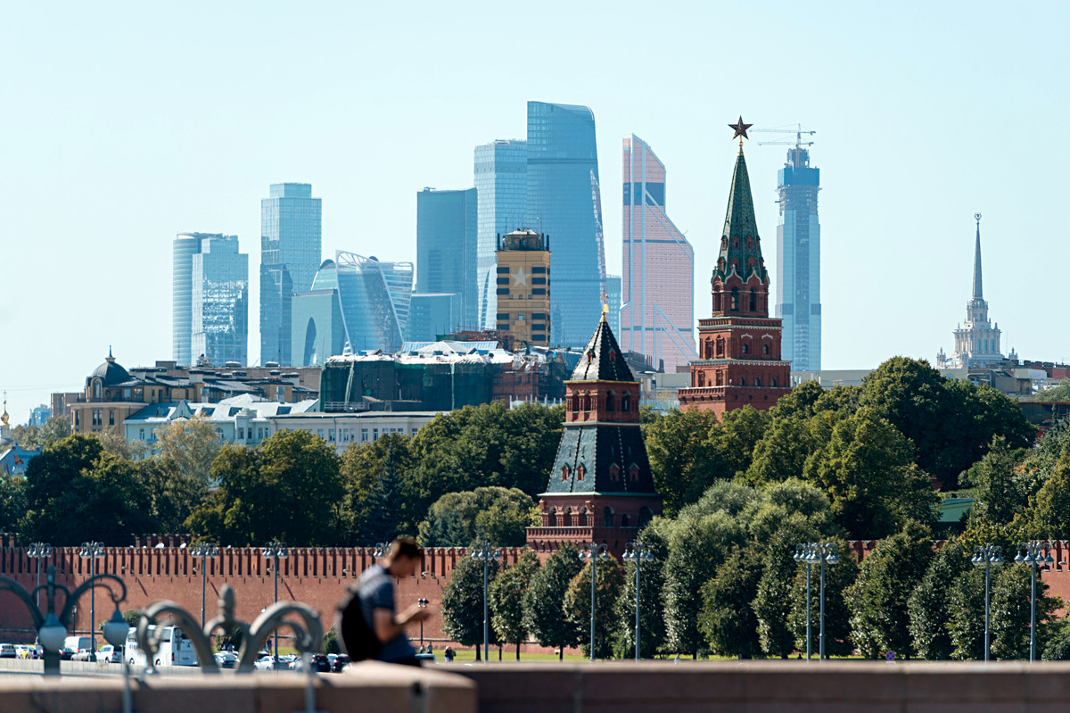 Le Kremlin (XIVe siècle) mis en perspective avec le quartier international des affaires Moscow-City (années 2010).