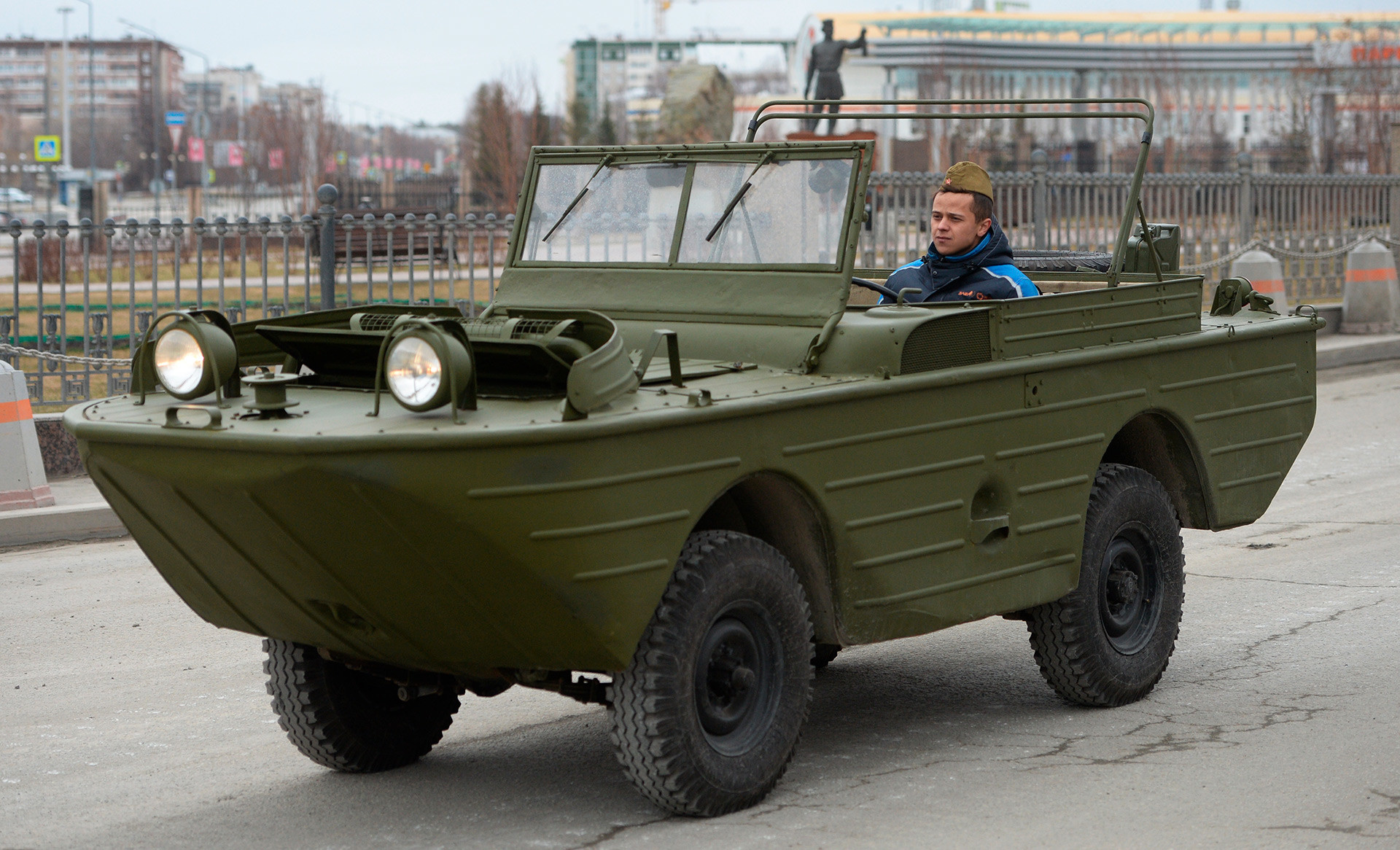 Плаващият автомобил ГАЗ-46 на репетиция за военния парад по повод 73-годишнината от победата във Великата отечествена война в гр. Верхная Пимша в Свредловска област.