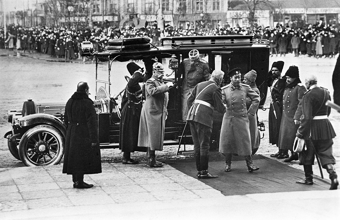 Emperador Nicolás II llega a San Petersburgo para la gala en honor del tercer centenario del establecimiento de la dinastía Romanov, 1913.