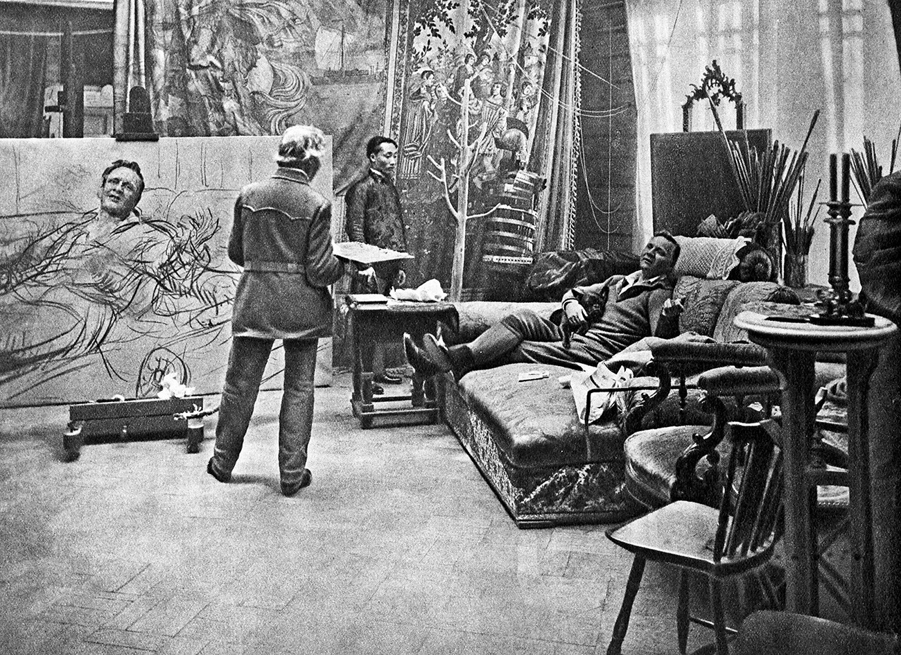 Artista Iliá Repin hace el retrato de Fiódor Chaliapin, 1914.