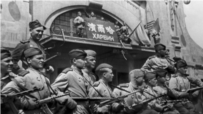 Sovjetski vojaki v kitajskem mestu Harbin leta 1945
