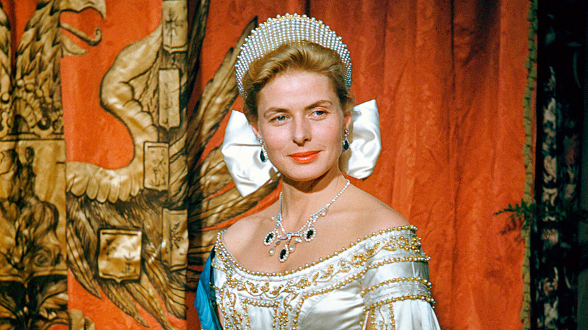 スウェーデンの女優イングリッド・バーグマン(1915-1982)。映画『追想』の広告のため、シルクのドレスを着て、シルバーのネックレスとティアラを着けて撮影された。