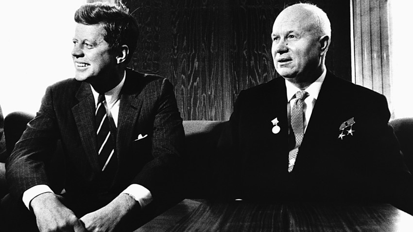 Presiden Kennedy bertemu dengan pemimpin Soviet Nikita Khrushchev pada KTT Wina, 3 Juni 1961.