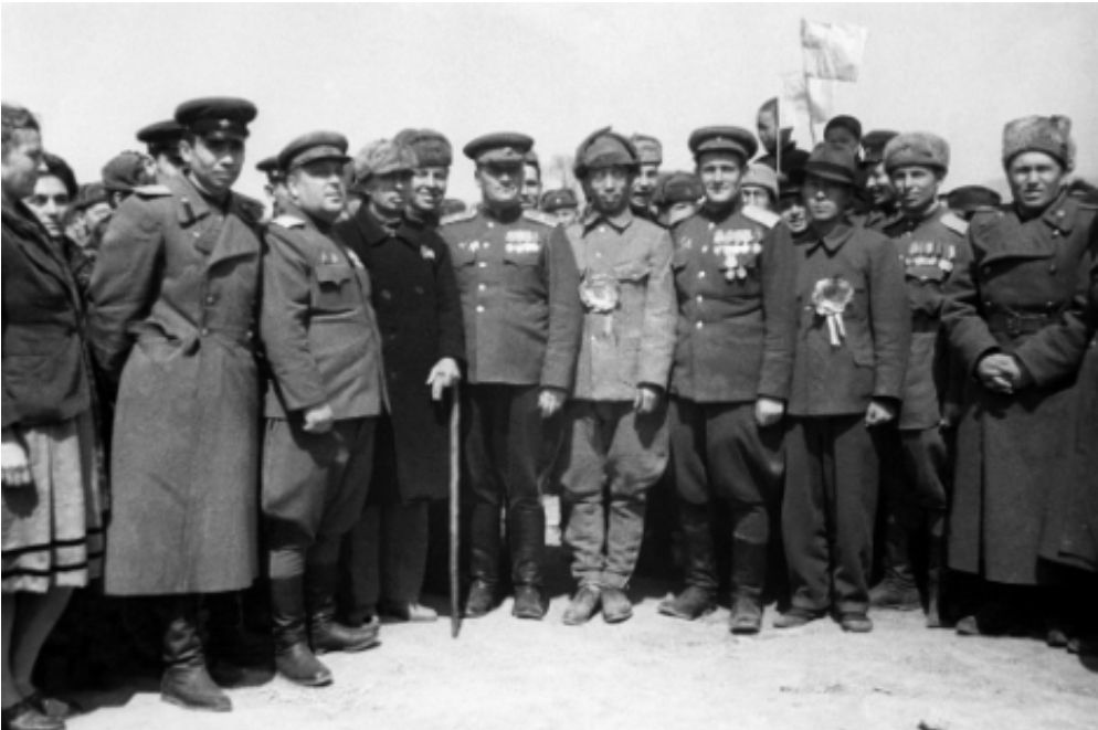 Sovjetski častniki se fotografirajo z lokalnim prebivalstvom po osvoboditvi Mandžurije.