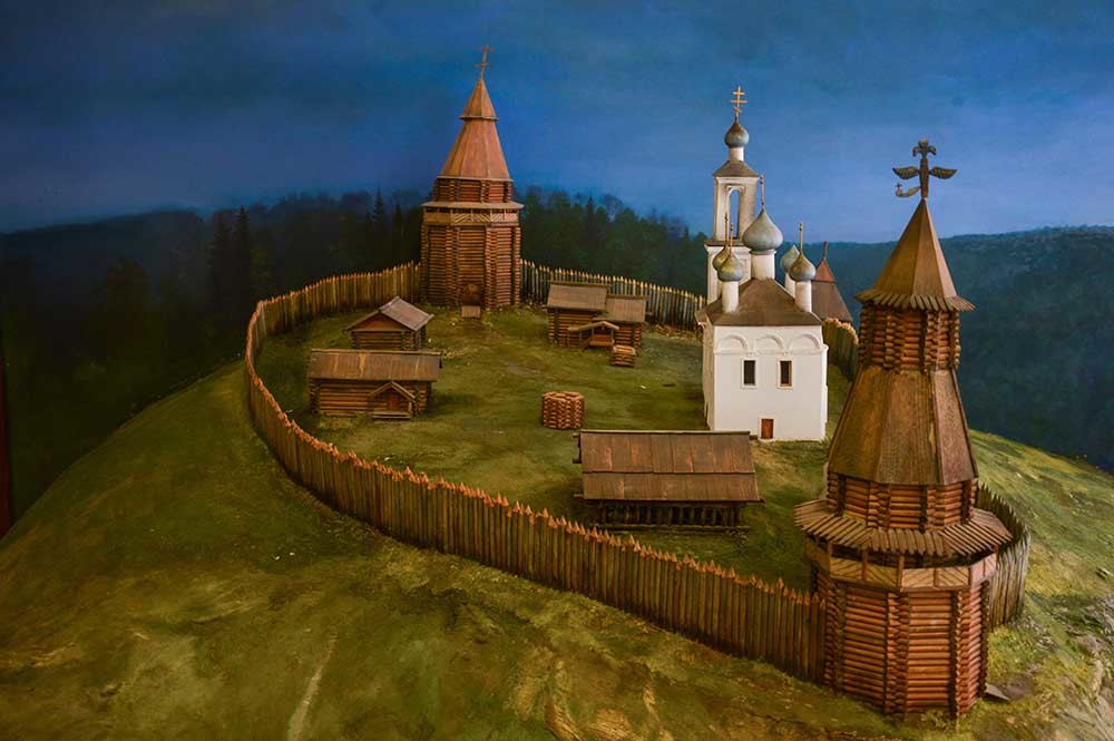Sebuah model kremlin kayu yang pernah berdiri di atas bukit tempat patung Salawat Yulayev kini berdiri.