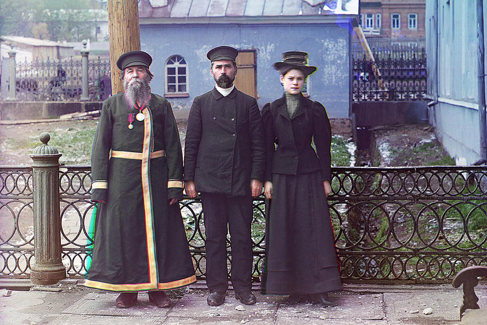 Tres generaciones. A. P. Kalgánov con su hijo y su nieta. Los dos últimos trabajan en las tiendas de la planta de Zlatoust. 1910