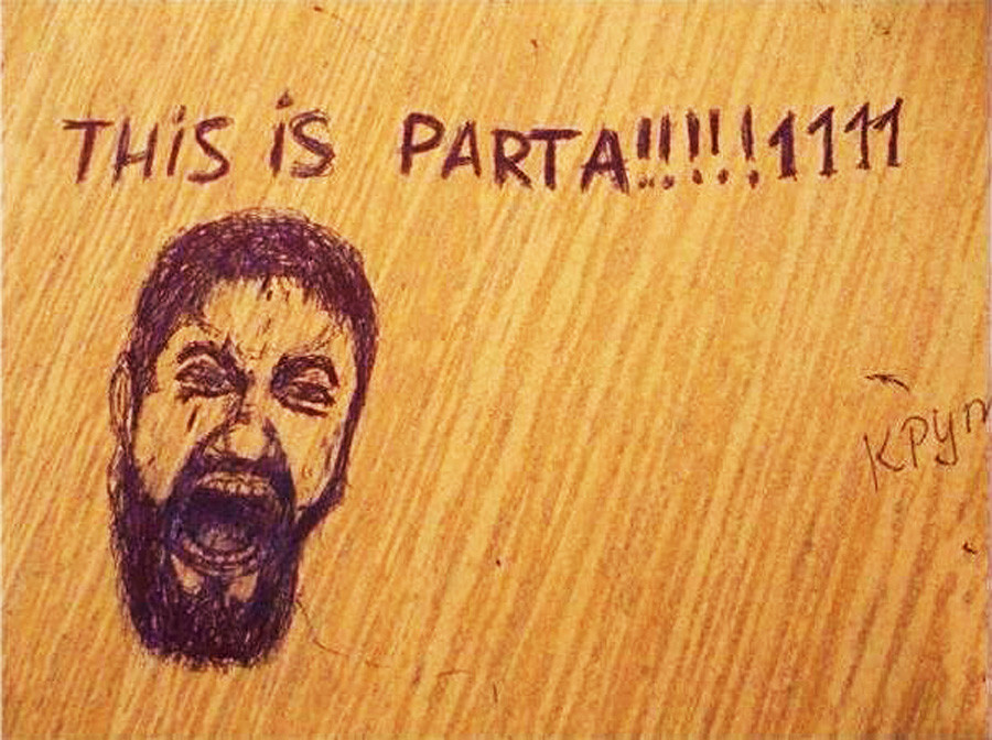 Dalam bahasa Rusia, “parta” berarti meja sekolah.