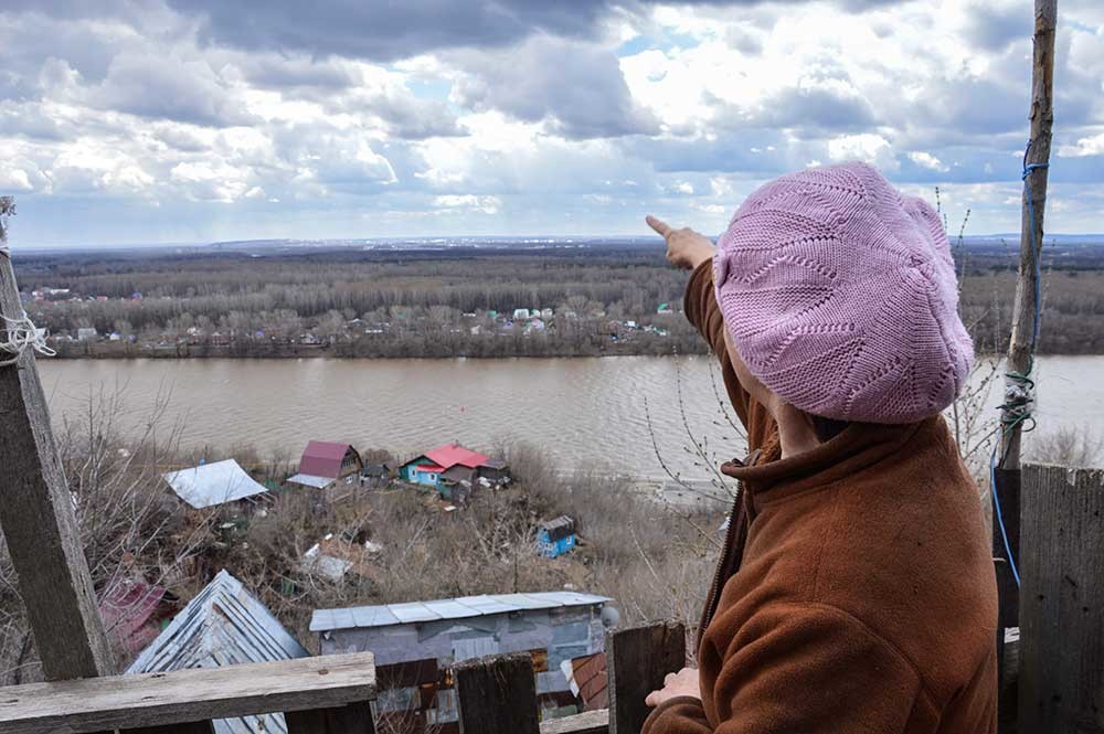Tyotya Lyuda (zia Lyuda) mostra il panorama dalla sua casa