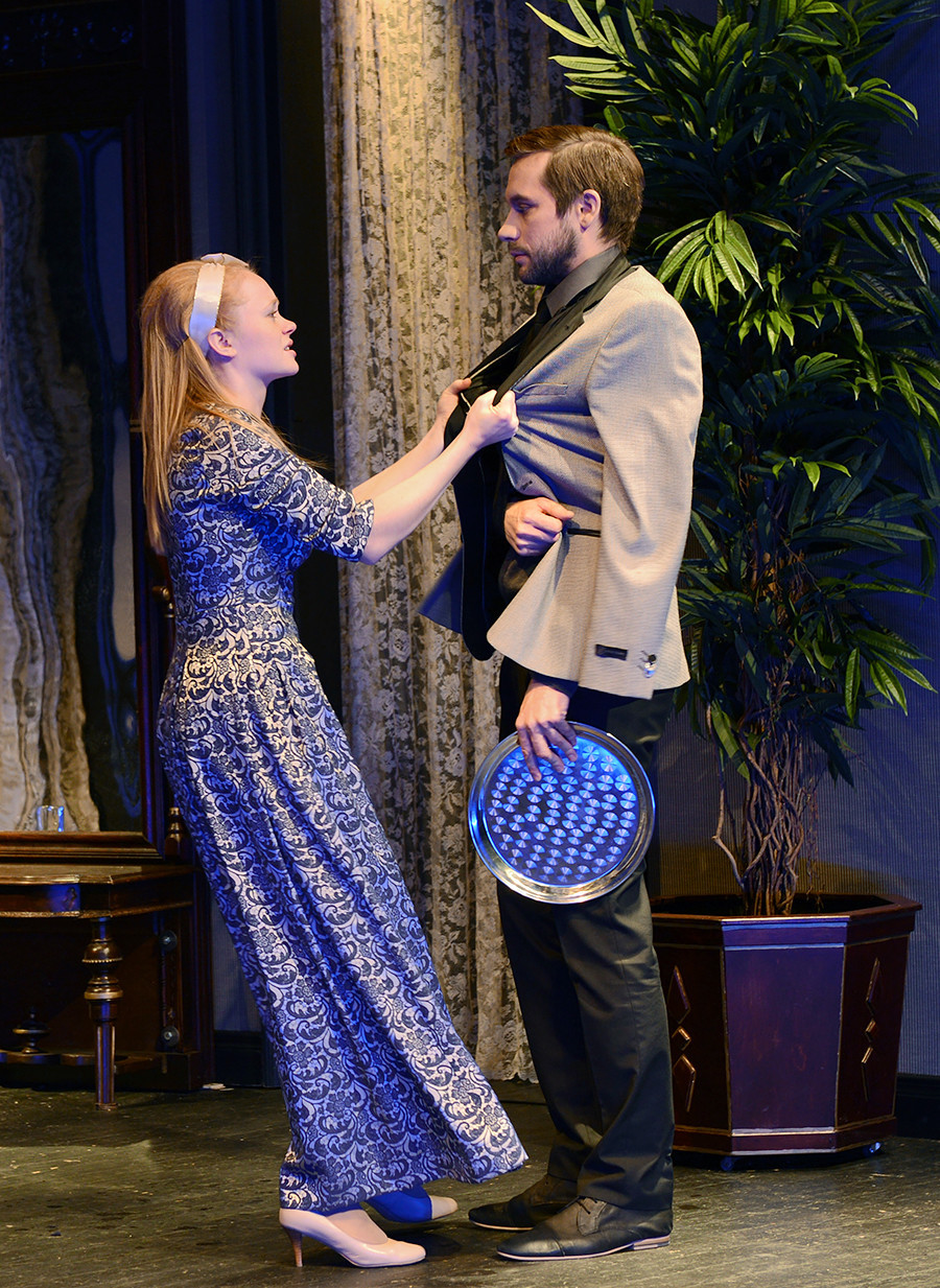 Aleksandra Kuzenkina interpreta Sofia e Vladímir Prokochin, Moltchalin, na peça “O infortúnio da razão” encenada no Teatro Mossovet, em Moscou.