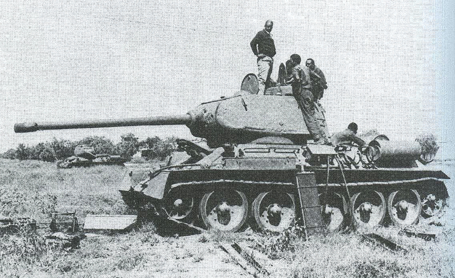 Поправка на повреден танк Т-34 на сомалийската армия.