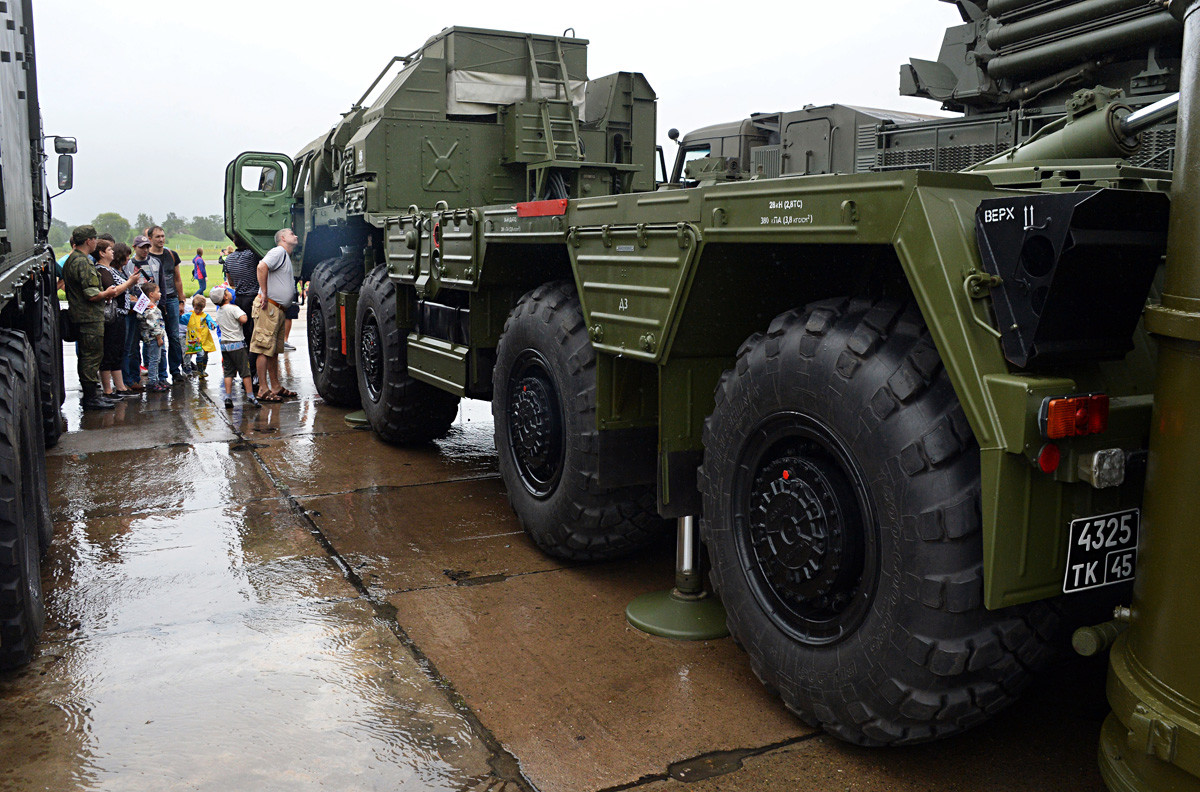 A transport and launching unit of the S-400 triumf anti-aircraft missile system displayed at the exhibition of aviation and air-defense equipment at the military and technical forum Army 2018, held at the air force airfield Tsentralnaya Uglovaya, Primorye Territory.