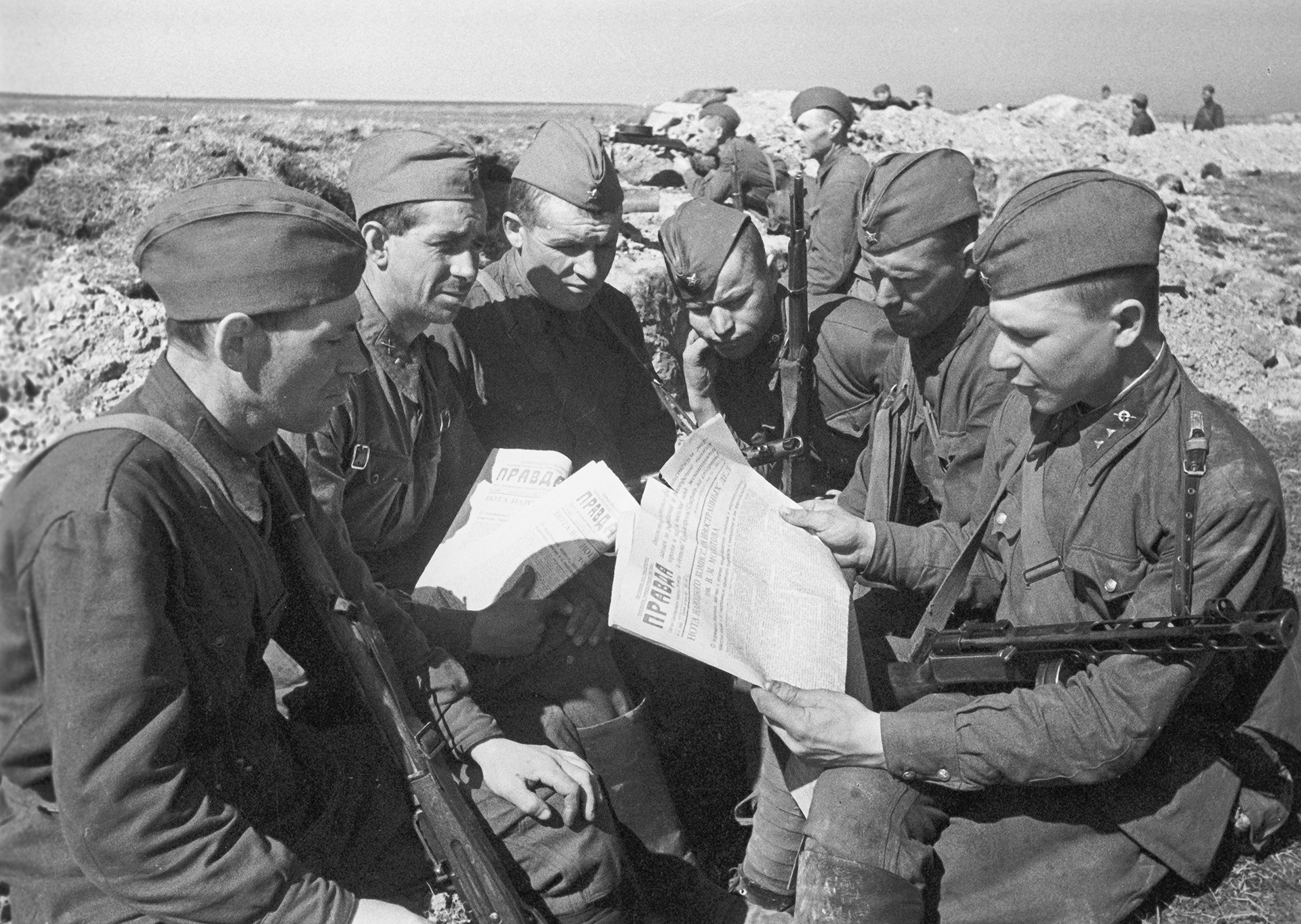 Црвеноармејци у рововима Лењинградског фронта читају лист „Правда“, 1942.