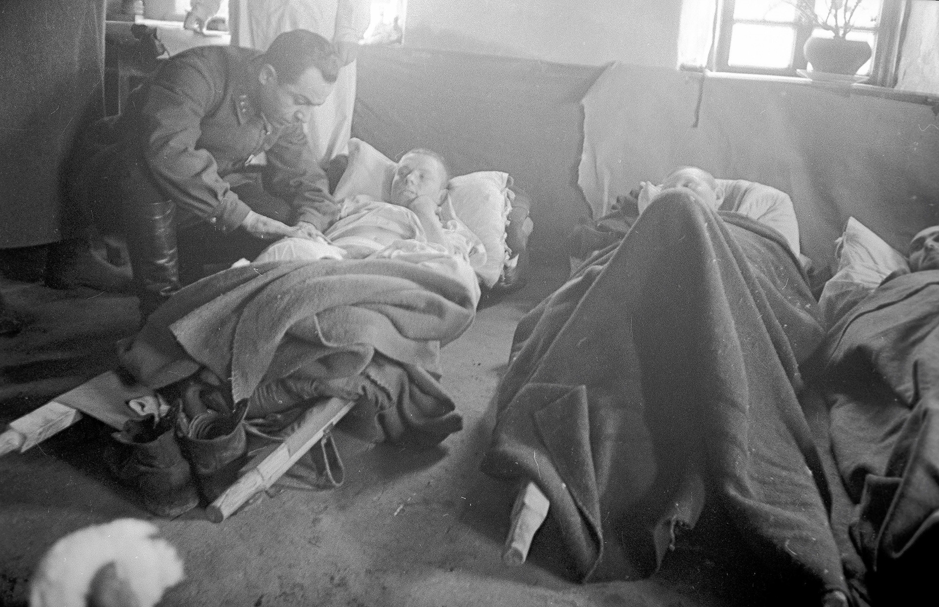 Рањени совјетски војници у пољској болници