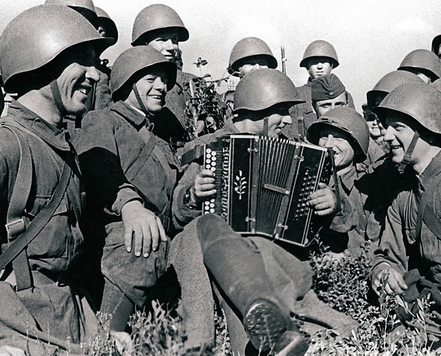 У тренуцима предаха војници слушају друга хармоникаша Пантахова