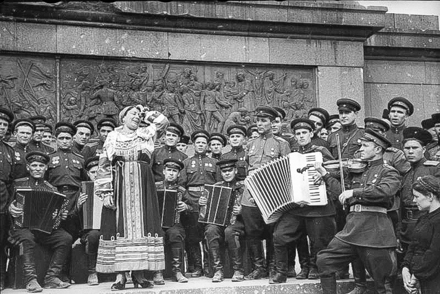 Лидия Русланова изнася концерт на фона на Триумфалната колона (колоната на Победата)